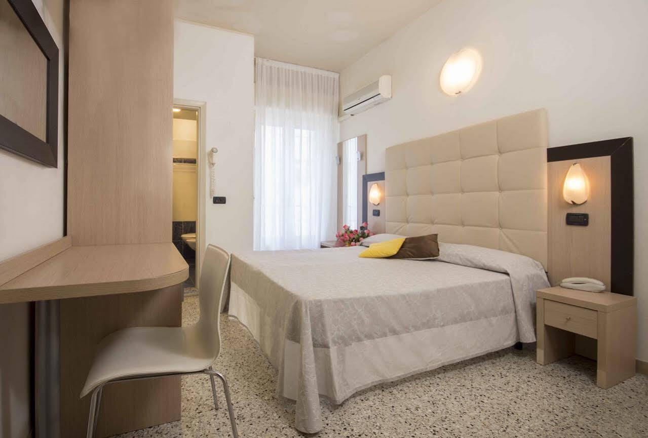 Hotel Veliero Римини Экстерьер фото